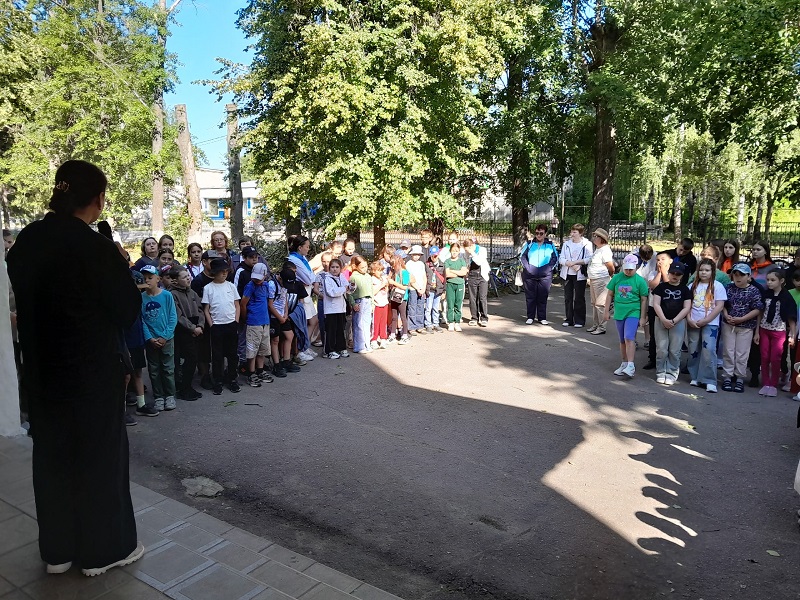 Первый день пришкольного лагеря.
