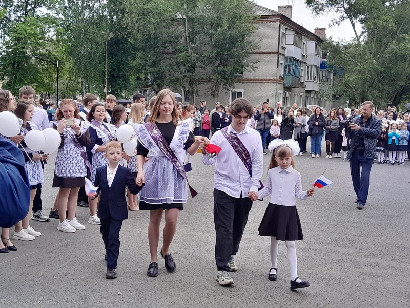 Поздравляем с праздником Последнего звонка.