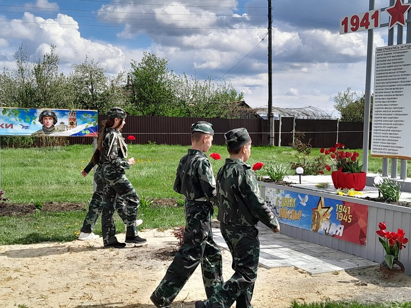 Возложили цветы к памятнику участникам Великой Отечественной войны.